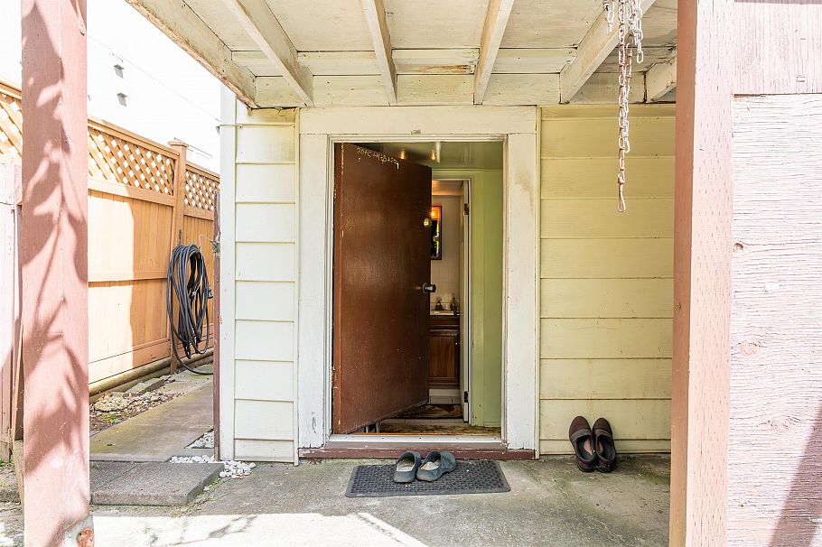 2812 E 18th Avenue Vancouver, BC - 27