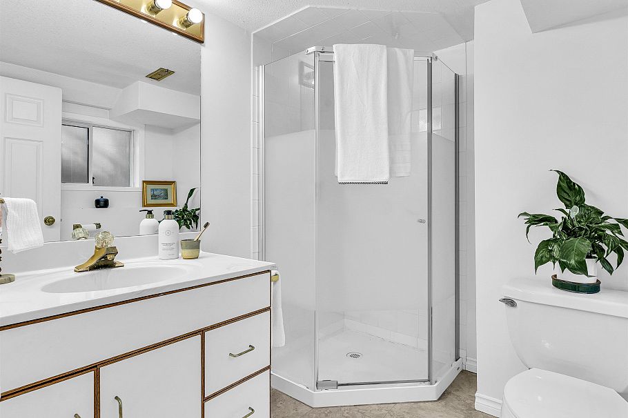2578 E 15th Avenue Vancouver, BC - 26