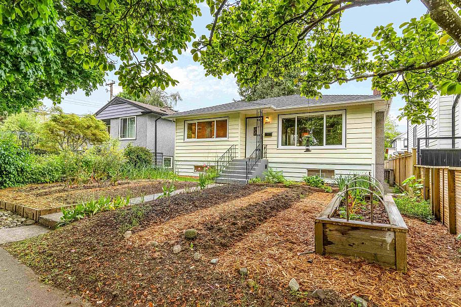 2578 E 15th Avenue Vancouver, BC - 2