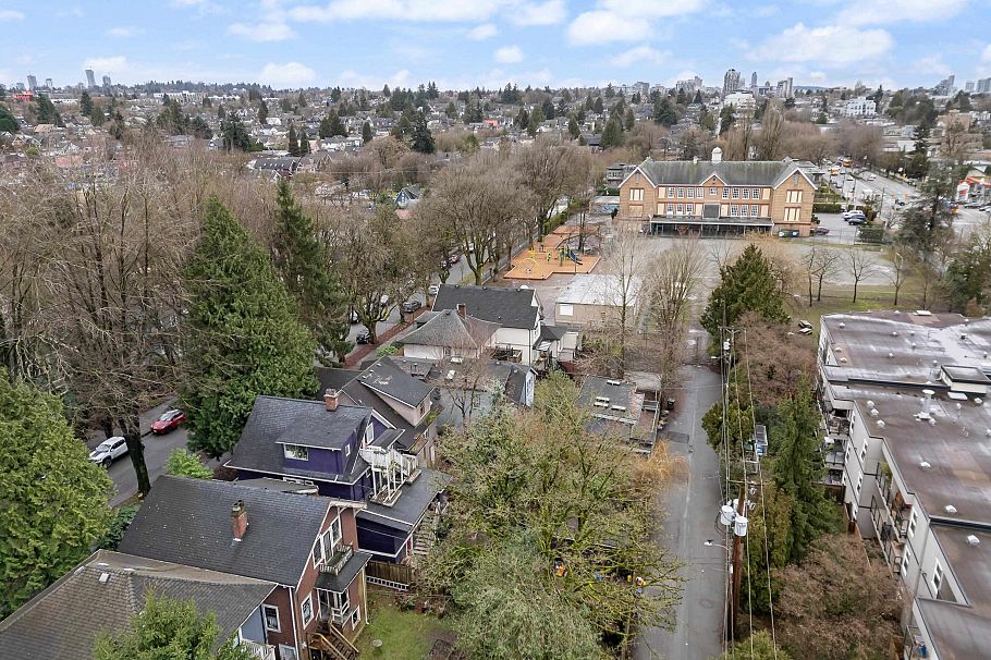 1437 E 10th Avenue Vancouver, BC - 4