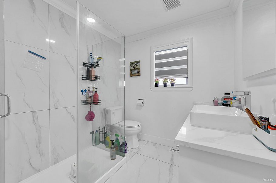 8025 Borden Street Vancouver, BC - 19