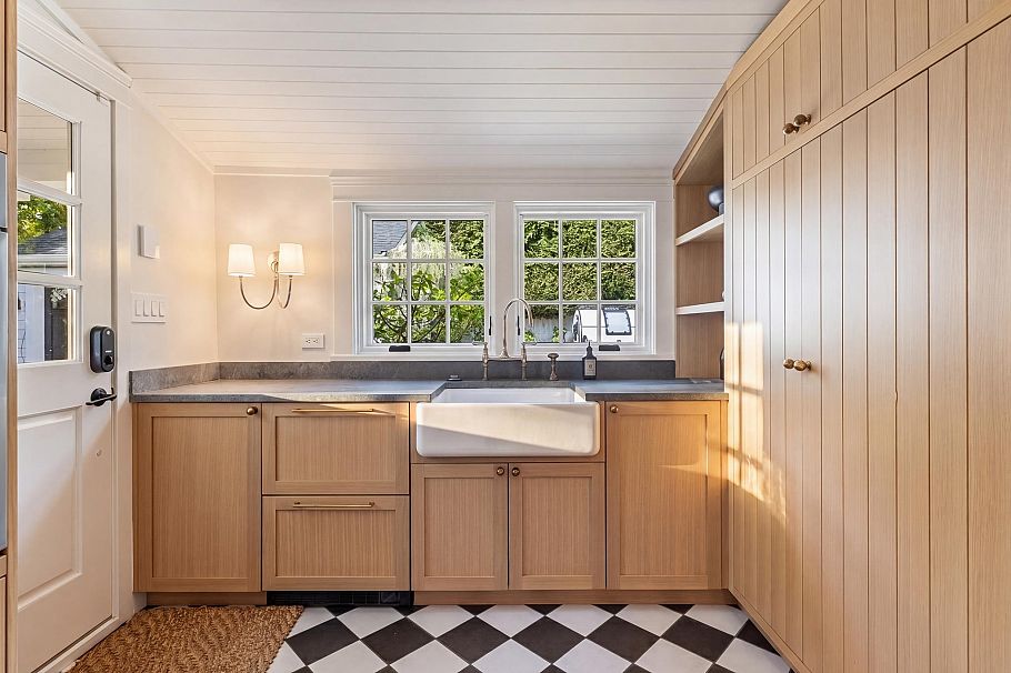 360 E Windsor Road North Vancouver, BC - 11