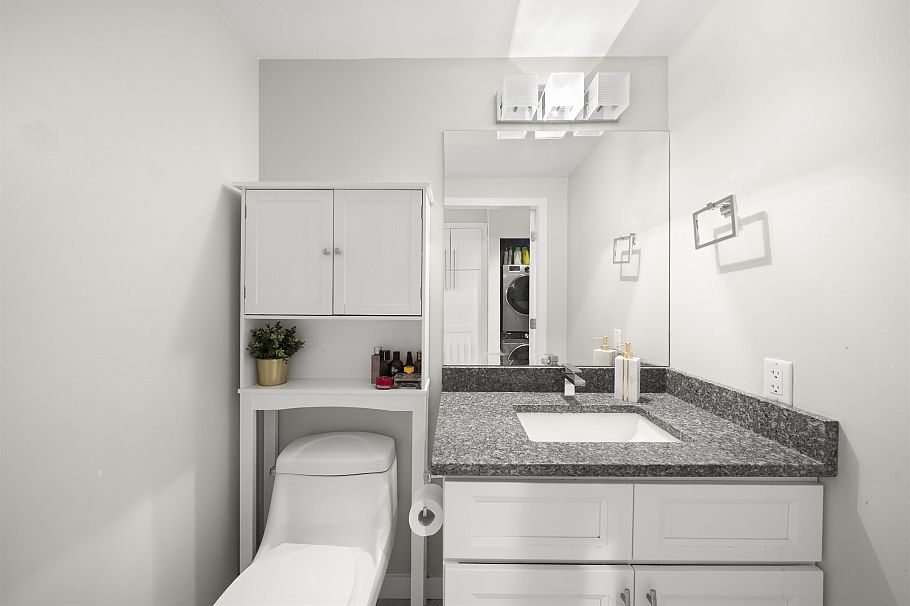 601 W 16th Avenue Vancouver, BC - 11