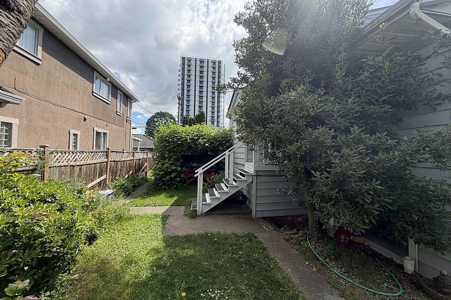 495 W 39th Avenue Vancouver, BC - 4