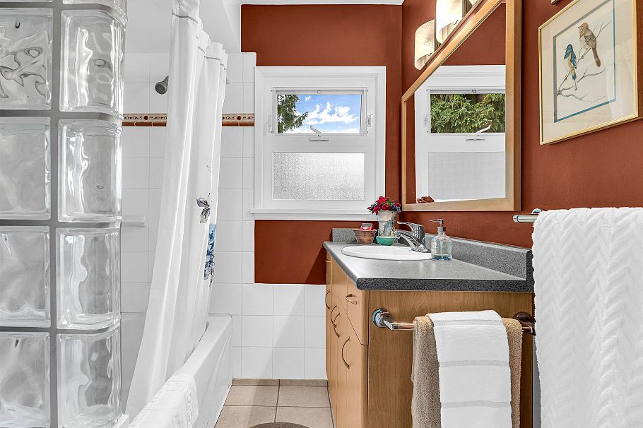 2578 E 15th Avenue Vancouver, BC - 21