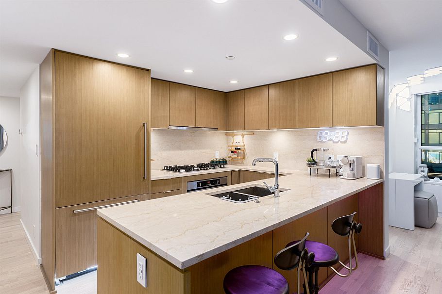 306 112 E 13th Street North Vancouver, BC - 6