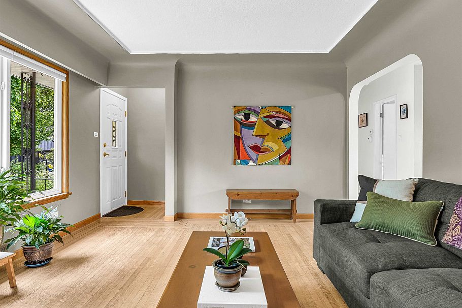 2578 E 15th Avenue Vancouver, BC - 9