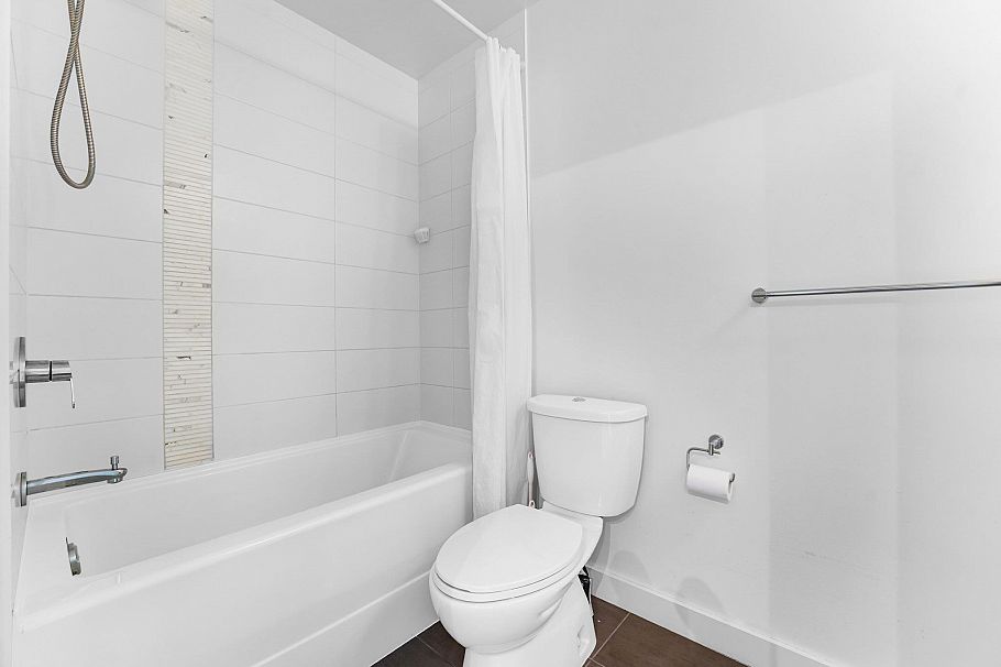 211 1621 Hamilton Avenue North Vancouver, BC - 9