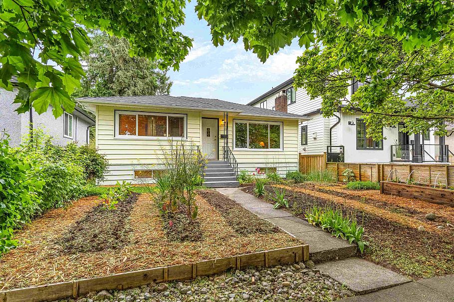 2578 E 15th Avenue Vancouver, BC - 3