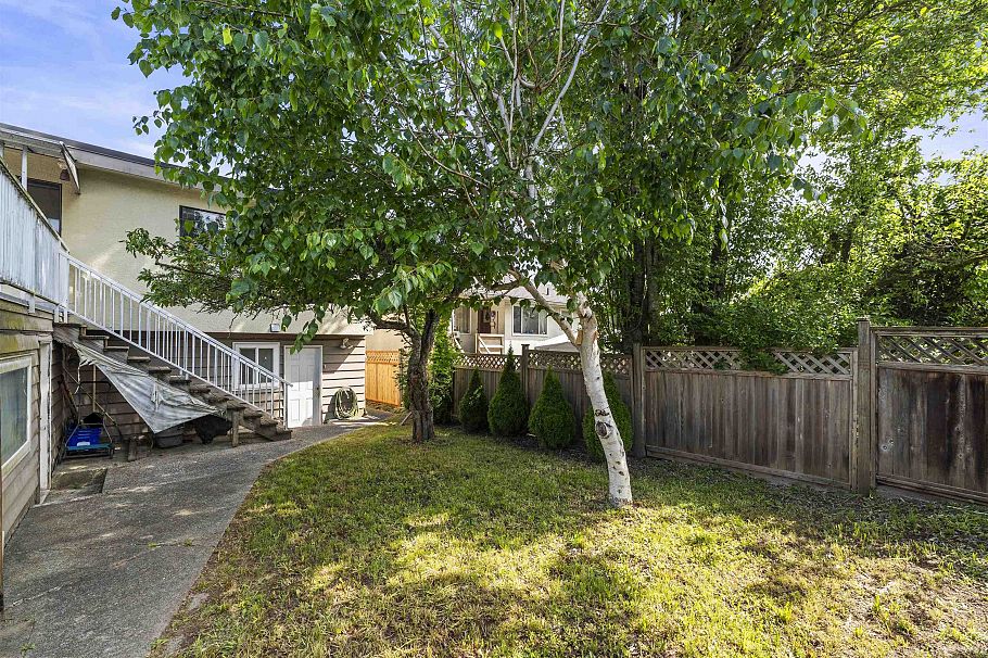 2514 E 49th Avenue Vancouver, BC - 20