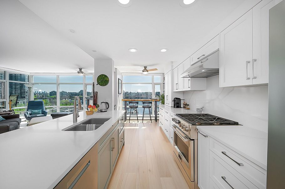902 1199 Marinaside Crescent Vancouver, BC - 8