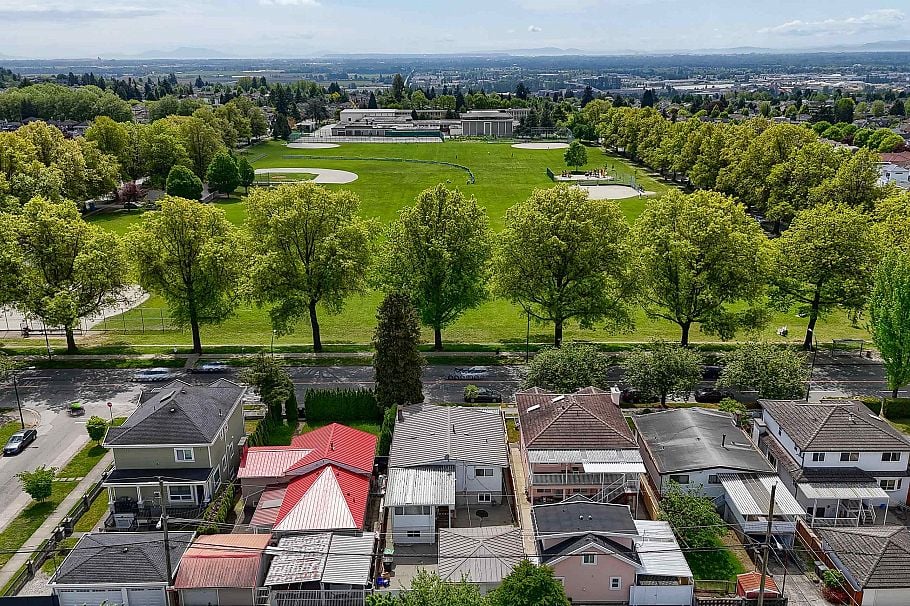 1743 E 49th Avenue Vancouver, BC - 25
