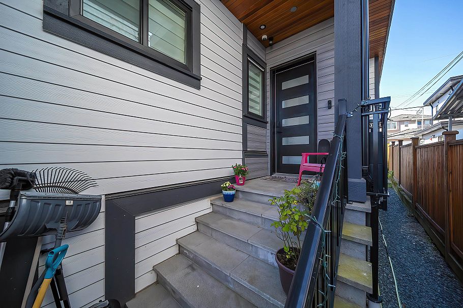 749 E 60th Avenue Vancouver, BC - 3