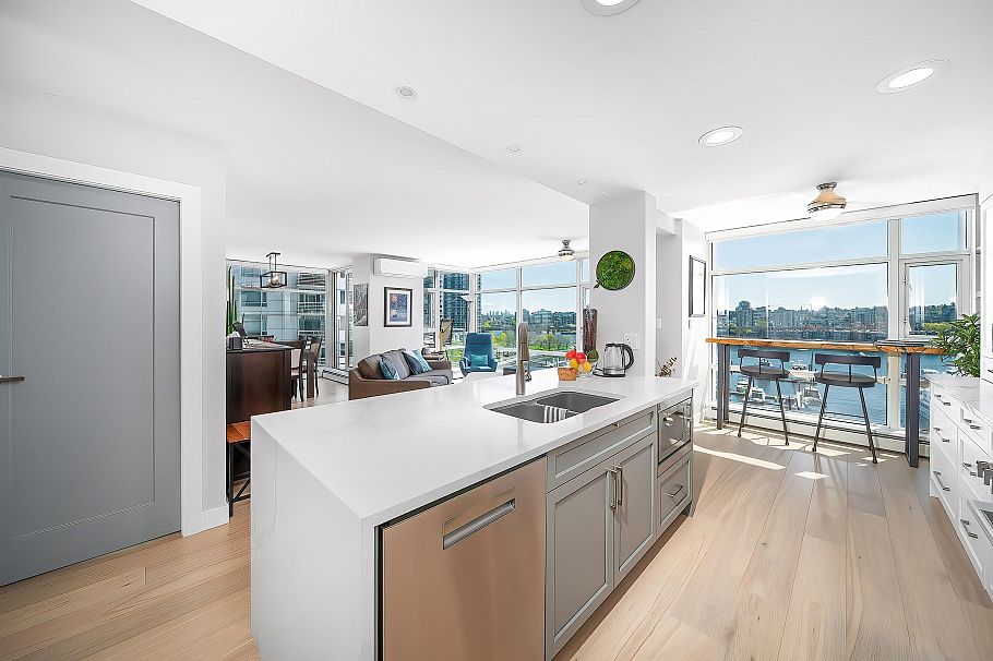 902 1199 Marinaside Crescent Vancouver, BC - 7