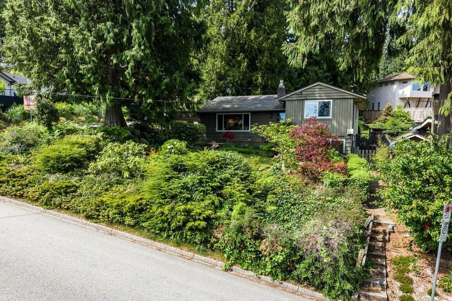 1380 Coleman Street North Vancouver, BC - 36