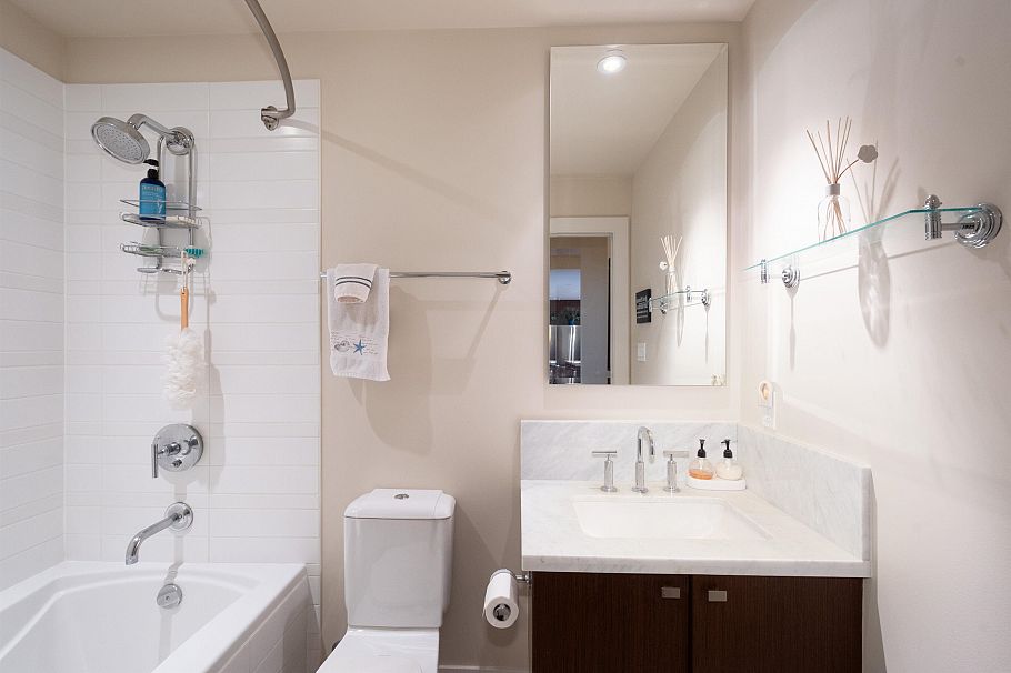 604 6080 Iona Drive Vancouver, BC - 32