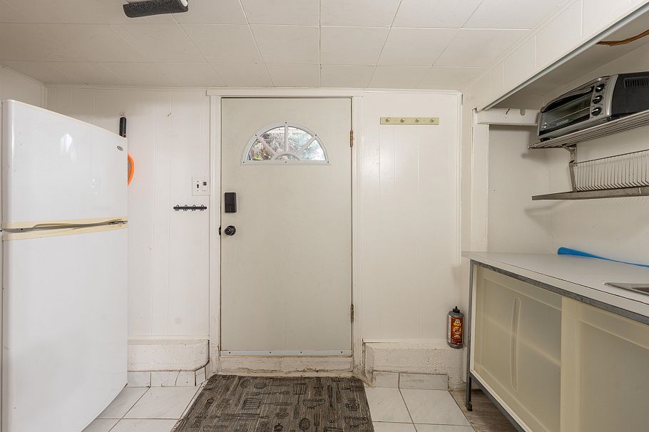 2820 W 13th Avenue Vancouver, BC - 14