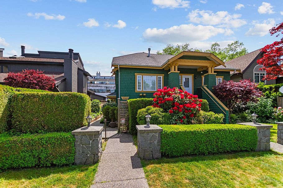 2952 W 8th Avenue Vancouver, BC - 2