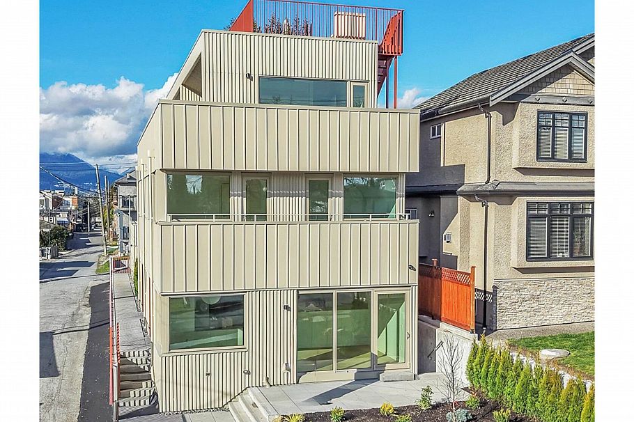 2 2915 E 5th Avenue Vancouver, BC - 1