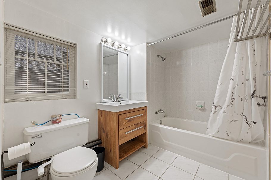 2820 W 13th Avenue Vancouver, BC - 13