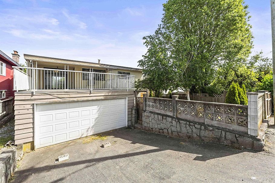 2514 E 49th Avenue Vancouver, BC - 25