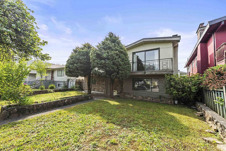 2514 E 49th Avenue Vancouver, BC - 27