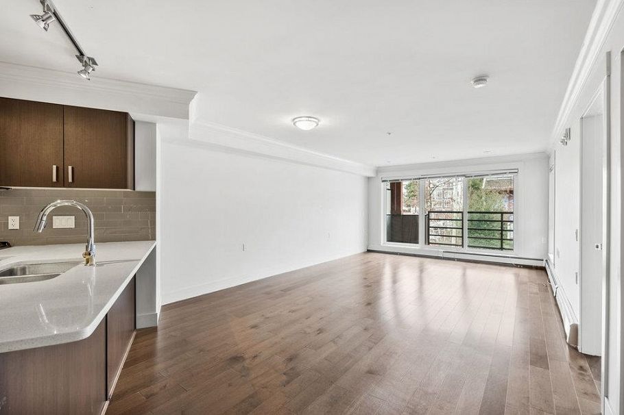 202 857 W 15th Street North Vancouver, BC - 2