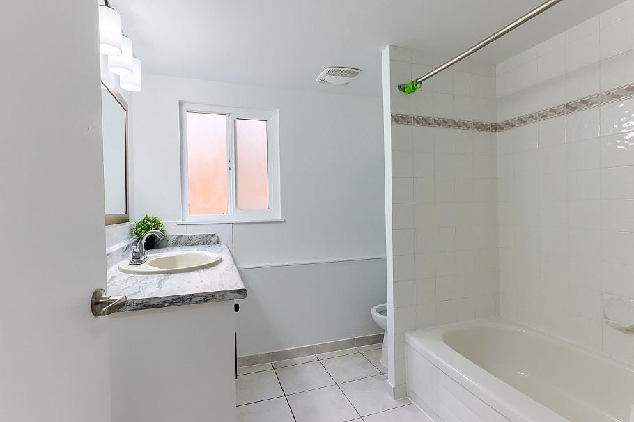 1743 E 49th Avenue Vancouver, BC - 15