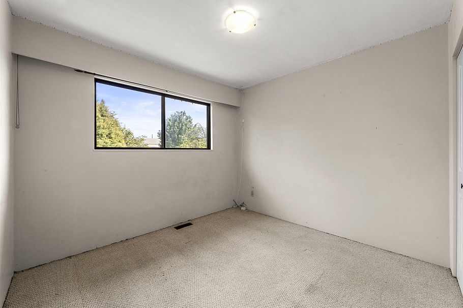 2514 E 49th Avenue Vancouver, BC - 24