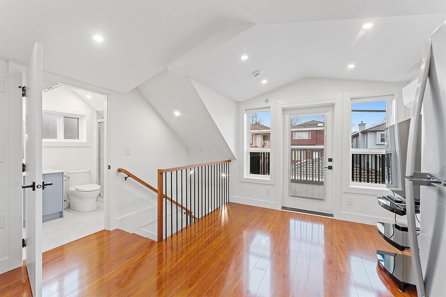 2719 E 46th Avenue Vancouver, BC - 25