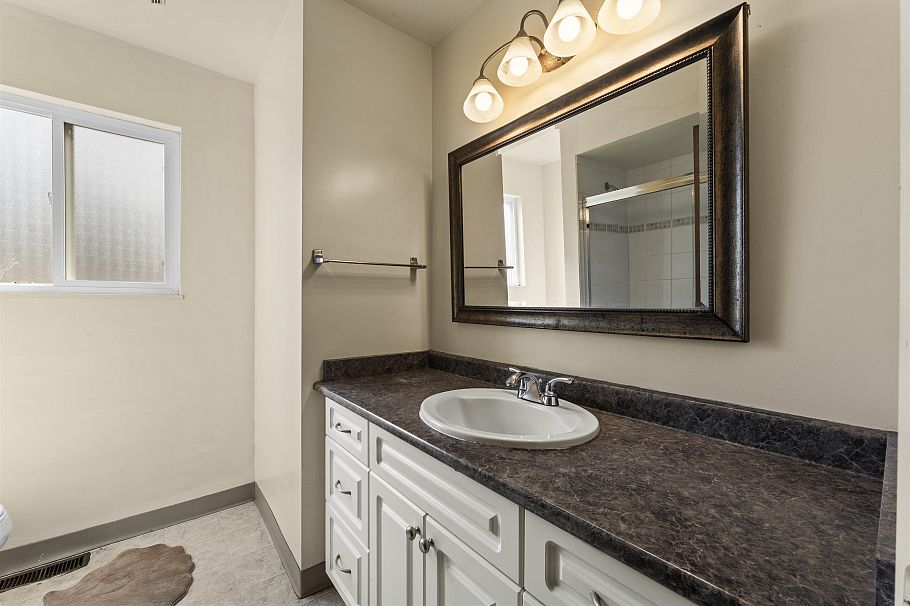 2514 E 49th Avenue Vancouver, BC - 23