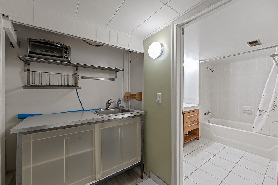 2820 W 13th Avenue Vancouver, BC - 12