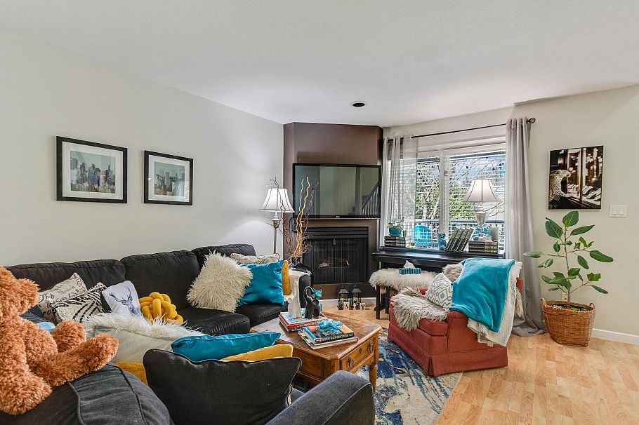 205 1518 Bowser Avenue North Vancouver, BC - 2