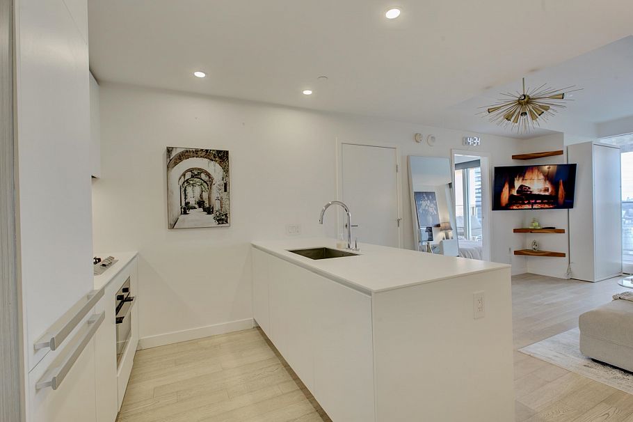3809 1480 Howe Street Vancouver, BC - 4