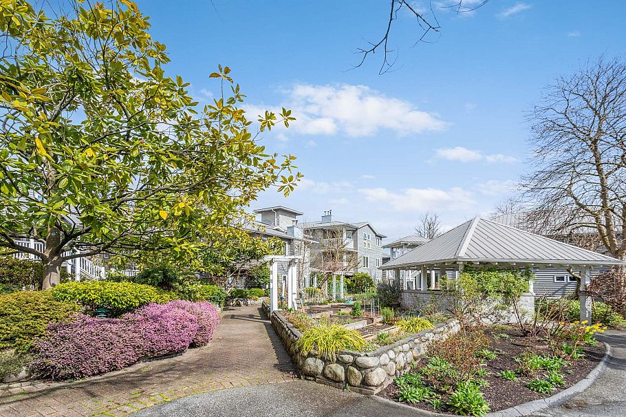 205 1518 Bowser Avenue North Vancouver, BC - 25