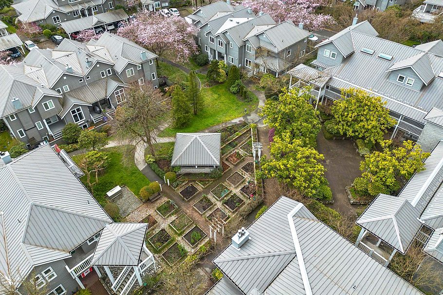 205 1518 Bowser Avenue North Vancouver, BC - 31
