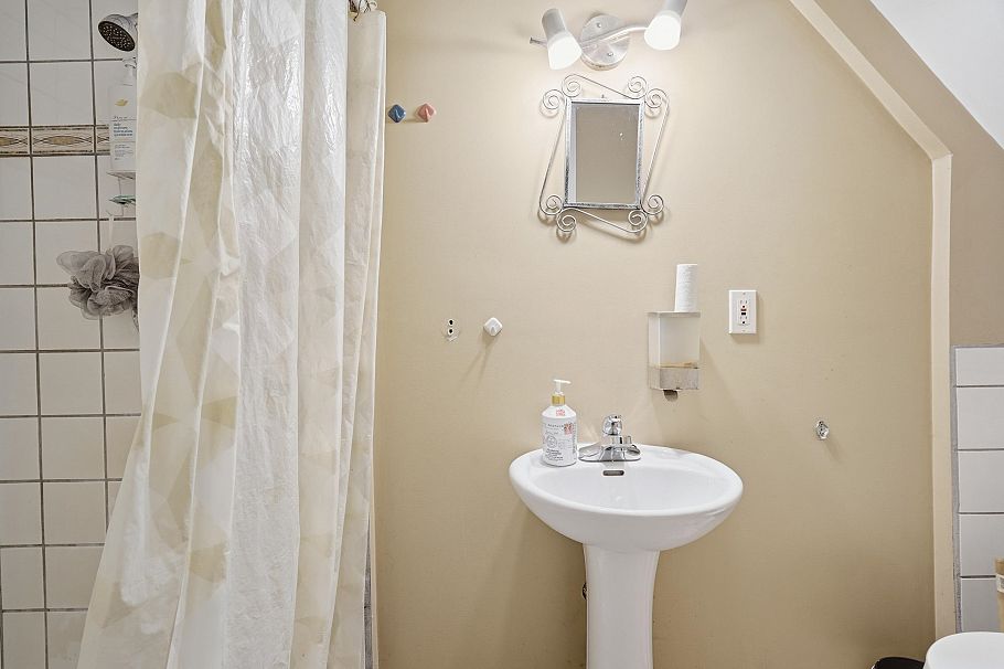 2349 E Pender Street Vancouver, BC - 25