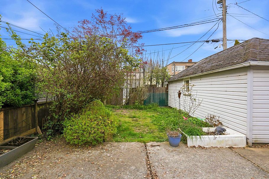 2349 E Pender Street Vancouver, BC - 29