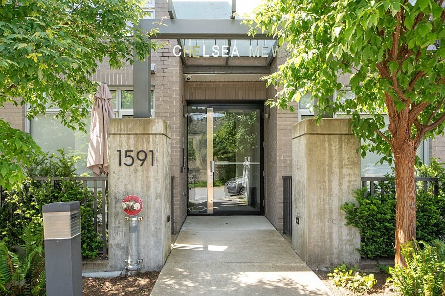 104 1591 Bowser Avenue North Vancouver, BC - 3