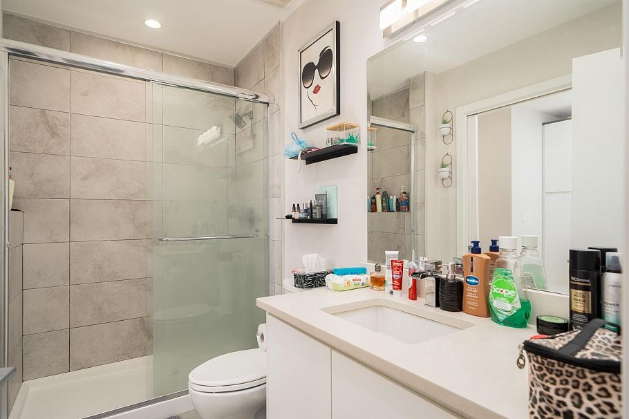 104 1591 Bowser Avenue North Vancouver, BC - 18