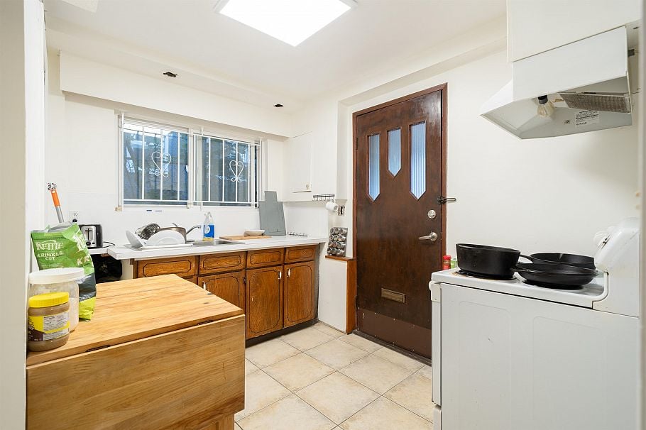 2066 E 23rd Avenue Vancouver, BC - 24