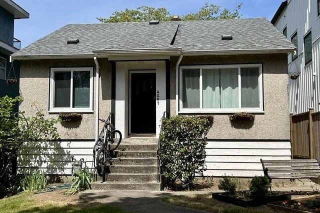 4207 W 15th Street Vancouver, BC - 1