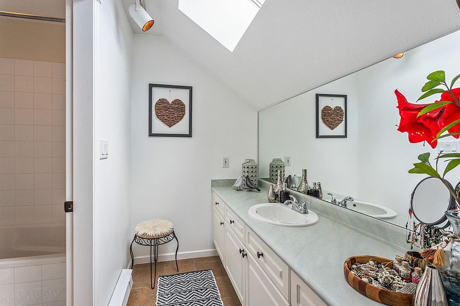 205 1518 Bowser Avenue North Vancouver, BC - 19