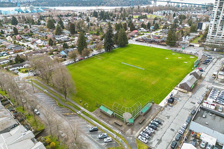 205 1518 Bowser Avenue North Vancouver, BC - 37