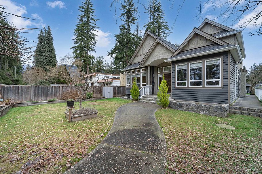 2244 Edgemont Boulevard North Vancouver, BC - 30