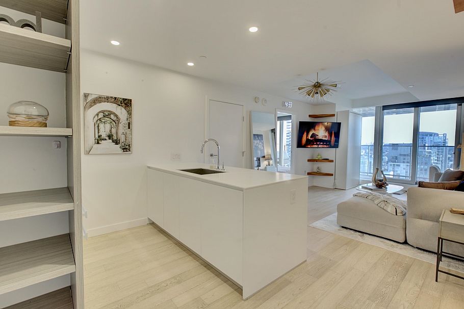 3809 1480 Howe Street Vancouver, BC - 3