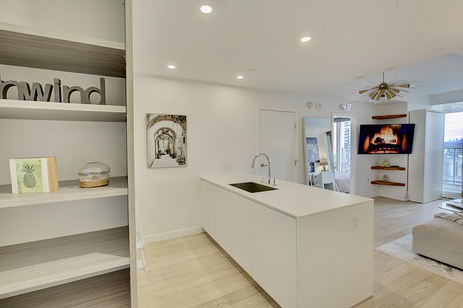 3809 1480 Howe Street Vancouver, BC - 2