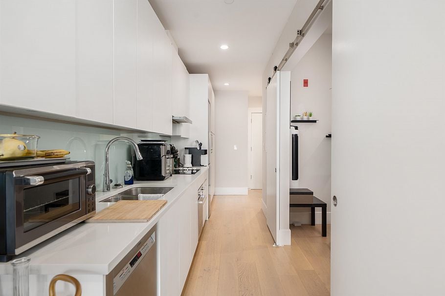 104 1591 Bowser Avenue North Vancouver, BC - 9