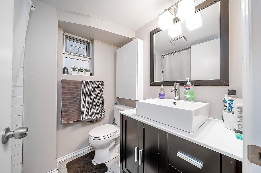 2779 W 13th Avenue Vancouver, BC - 20
