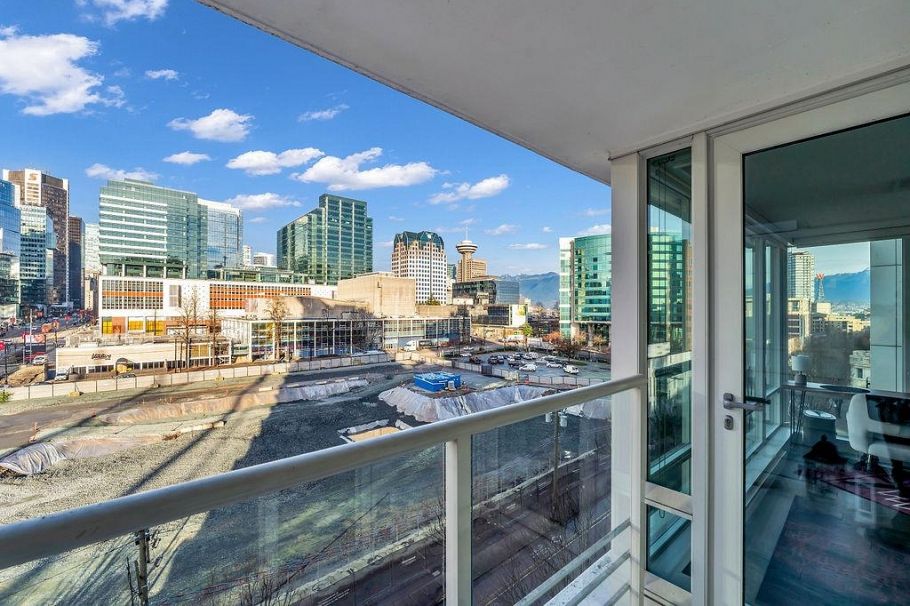 909 161 W Georgia Street Vancouver, BC - 1